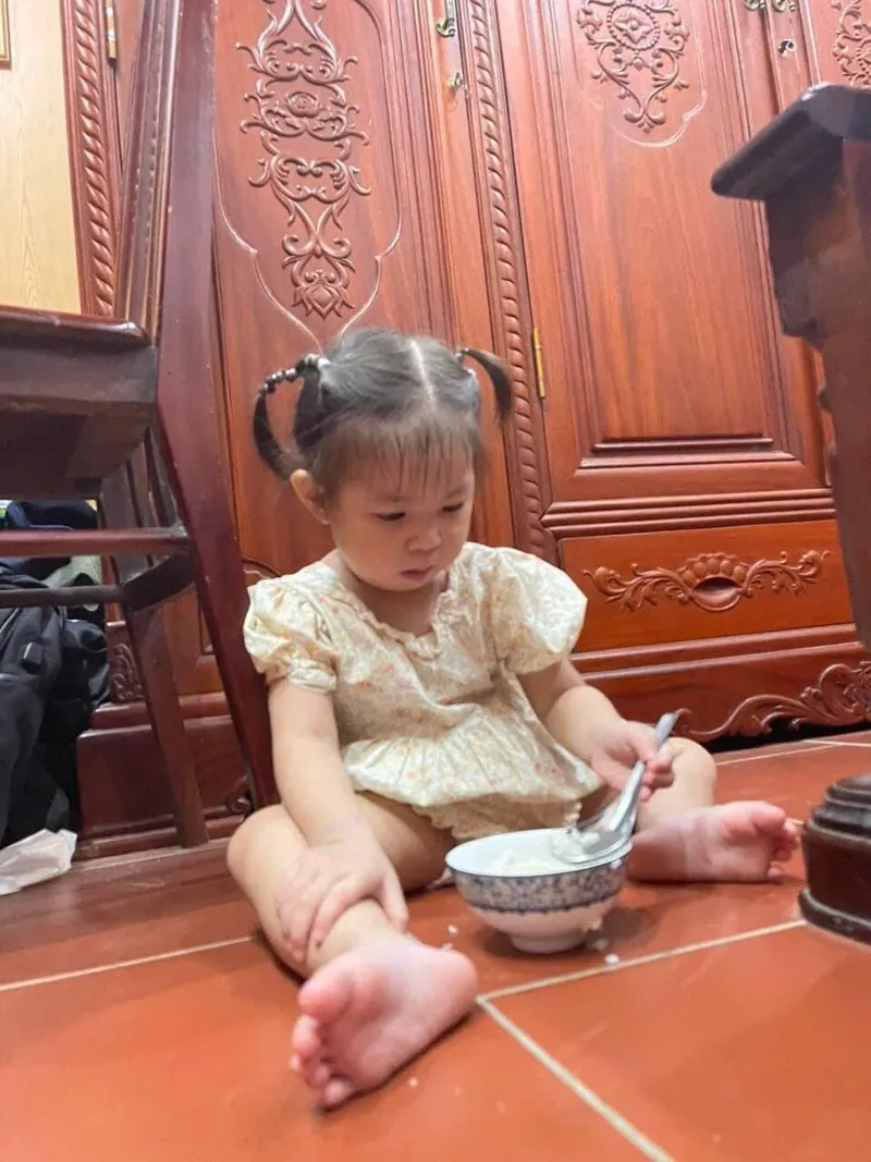 Bức ảnh em bé gái dễ thương với ánh mắt ngây thơ Bức ảnh em bé gái dễ thương với ánh mắt ngây thơ