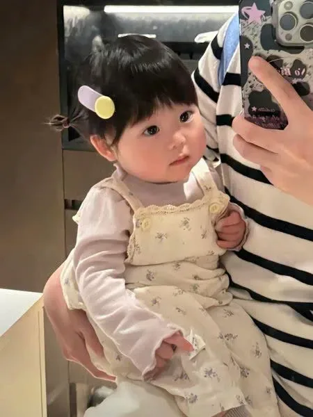 Ảnh em bé gái dễ thương chụp trong khung cảnh tự nhiên Ảnh em bé gái dễ thương chụp trong khung cảnh tự nhiên