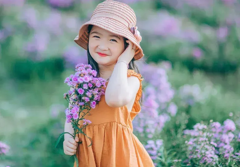 Bức ảnh em bé gái với nụ cười rạng rỡ đầy sức sống Bức ảnh em bé gái với nụ cười rạng rỡ đầy sức sống