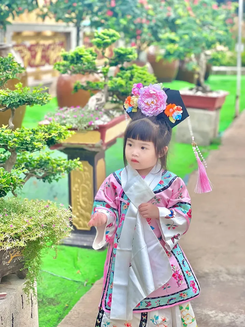Ảnh em bé gái dễ thương, tự nhiên và đầy niềm vui Ảnh em bé gái dễ thương, tự nhiên và đầy niềm vui