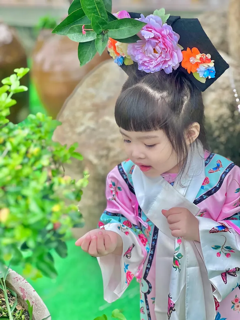 Chia sẻ ảnh em bé gái dễ thương trong không gian ngập tràn tình yêu Chia sẻ ảnh em bé gái dễ thương trong không gian ngập tràn tình yêu