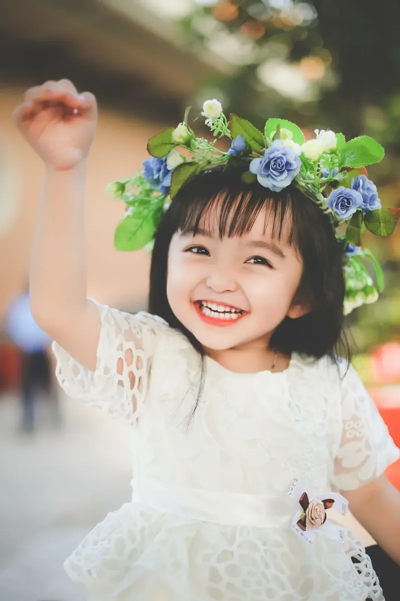 Tạo hình đáng yêu trong ảnh em bé gái đáng yêu Tạo hình đáng yêu trong ảnh em bé gái đáng yêu