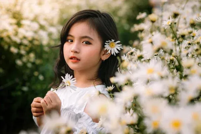 Ảnh em bé gái đáng yêu với ánh mắt ngây thơ Ảnh em bé gái đáng yêu với ánh mắt ngây thơ