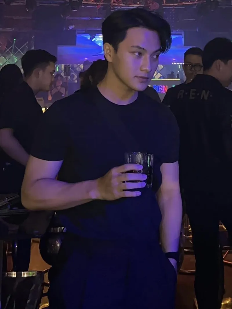 Phong cách lịch lãm trong ảnh đàn ông đẹp trai Phong cách lịch lãm trong ảnh đàn ông đẹp trai