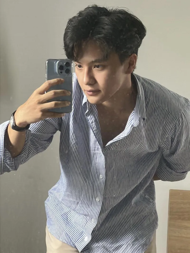 Đắm chìm trong vẻ điển trai đầy quyến rũ Đắm chìm trong vẻ điển trai đầy quyến rũ