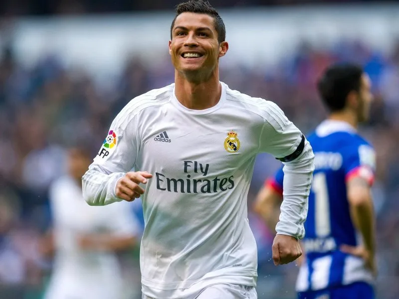 Ronaldo đẹp trai và đầy sức hút trên sân bóng Ronaldo đẹp trai và đầy sức hút trên sân bóng