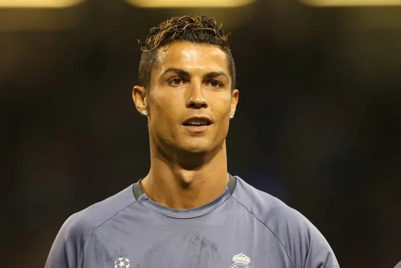 Ronaldo đẹp trai tỏa sáng trong trang phục lịch lãm Ronaldo đẹp trai tỏa sáng trong trang phục lịch lãm