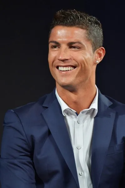 Ronaldo đẹp trai xuất sắc trên sân cỏ và ngoài đời Ronaldo đẹp trai xuất sắc trên sân cỏ và ngoài đời