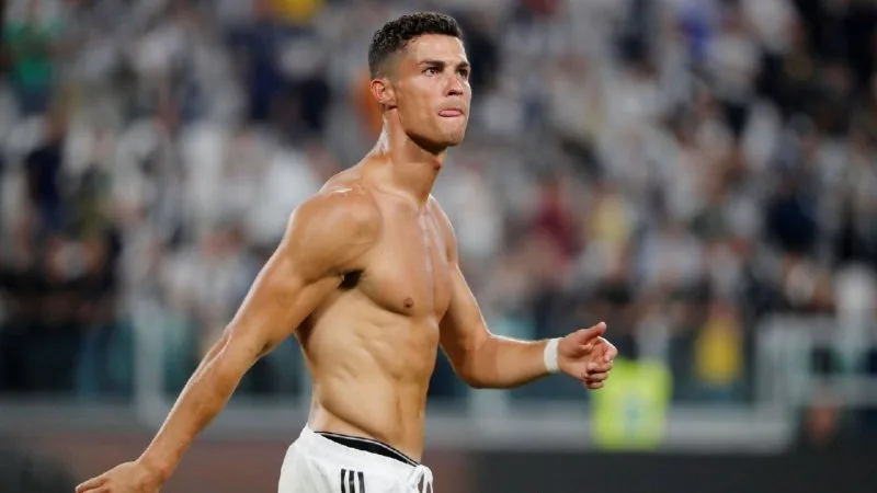 Ronaldo đẹp trai với nụ cười thân thiện gây thiện cảm Ronaldo đẹp trai với nụ cười thân thiện gây thiện cảm