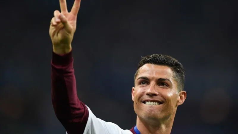 Ronaldo đẹp trai và lịch lãm trong bộ suit hoàn hảo Ronaldo đẹp trai và lịch lãm trong bộ suit hoàn hảo