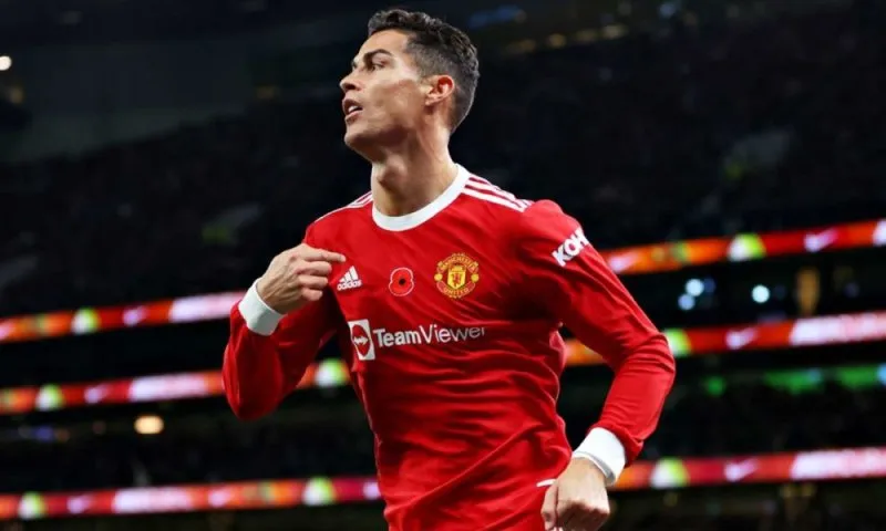 Ronaldo đẹp trai toát lên vẻ lịch lãm trong từng khoảnh khắc Ronaldo đẹp trai toát lên vẻ lịch lãm trong từng khoảnh khắc