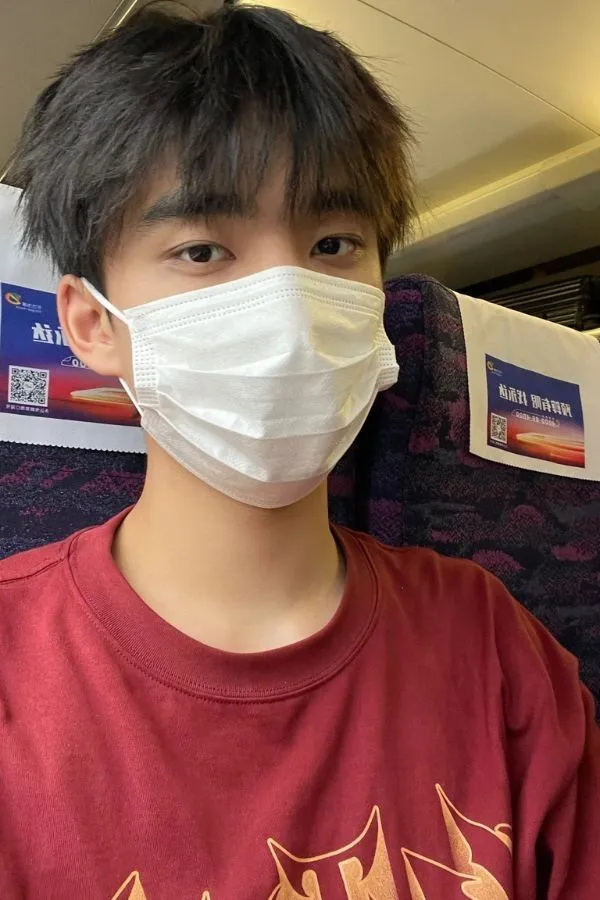 Vẻ lôi cuốn của ảnh trai bịt khẩu trang cool ngầu Vẻ lôi cuốn của ảnh trai bịt khẩu trang cool ngầu