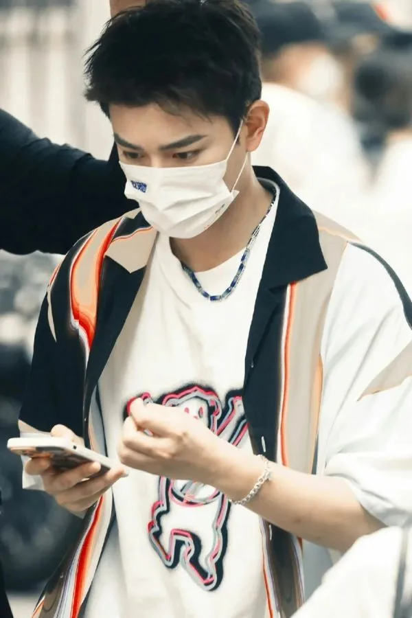 Vẻ cool ngầu của ảnh trai bịt khẩu trang Vẻ cool ngầu của ảnh trai bịt khẩu trang
