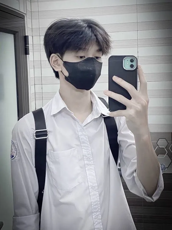 Tạo dáng trai che miệng bí ẩn Tạo dáng trai che miệng bí ẩn
