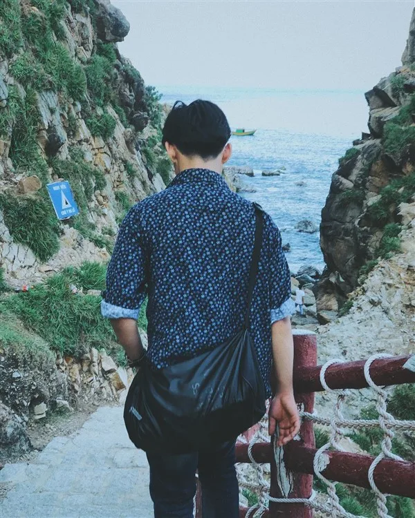 Sự kết hợp hoàn hảo giữa phong cảnh và trai chụp sau lưng Sự kết hợp hoàn hảo giữa phong cảnh và trai chụp sau lưng