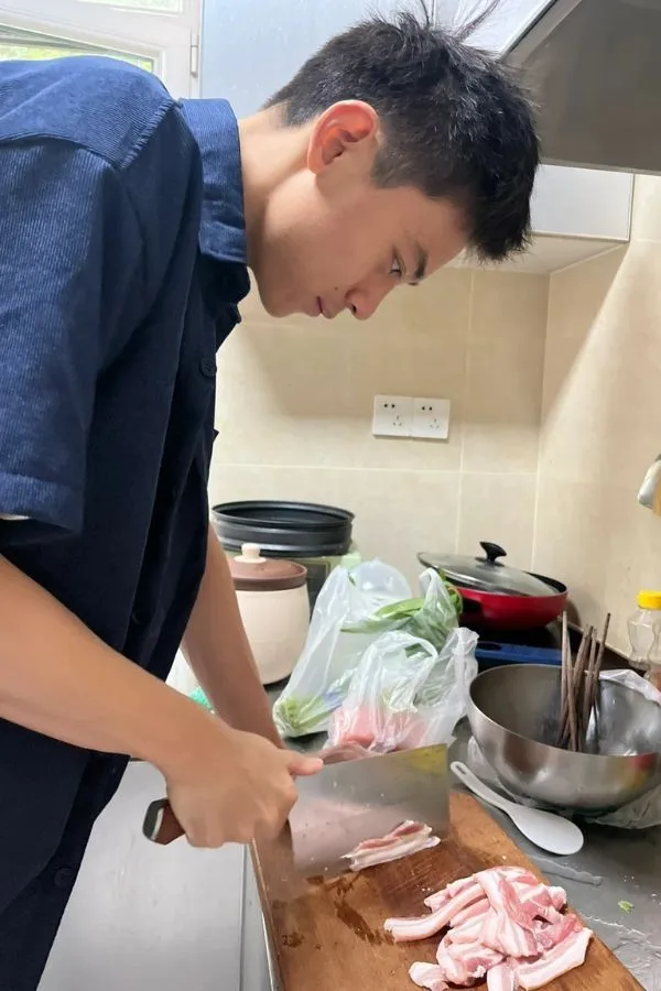 Khám phá tài năng của trai đẹp nấu ăn tại nhà Khám phá tài năng của trai đẹp nấu ăn tại nhà