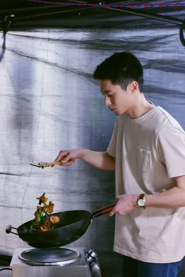 Hình ảnh trai đẹp nấu ăn làm nao lòng mọi người Hình ảnh trai đẹp nấu ăn làm nao lòng mọi người
