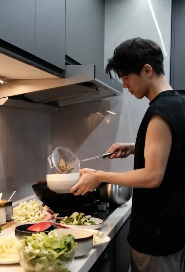 Ảnh trai đẹp nấu ăn tạo cảm hứng mỗi ngày Ảnh trai đẹp nấu ăn tạo cảm hứng mỗi ngày