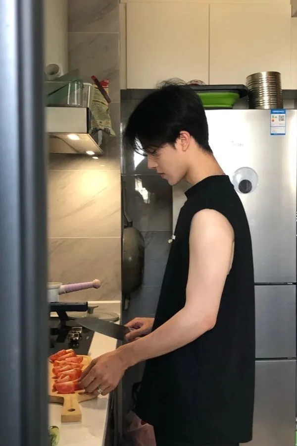 Bếp nhỏ và trai đẹp nấu ăn mang lại hạnh phúc Bếp nhỏ và trai đẹp nấu ăn mang lại hạnh phúc