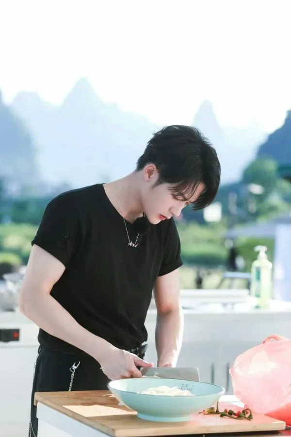Trai đẹp nấu ăn làm món ăn thêm phần đặc biệt Trai đẹp nấu ăn làm món ăn thêm phần đặc biệt
