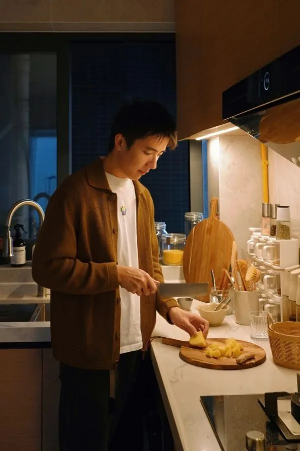 Hình ảnh trai đẹp nấu ăn giúp bạn thêm yêu bếp Hình ảnh trai đẹp nấu ăn giúp bạn thêm yêu bếp
