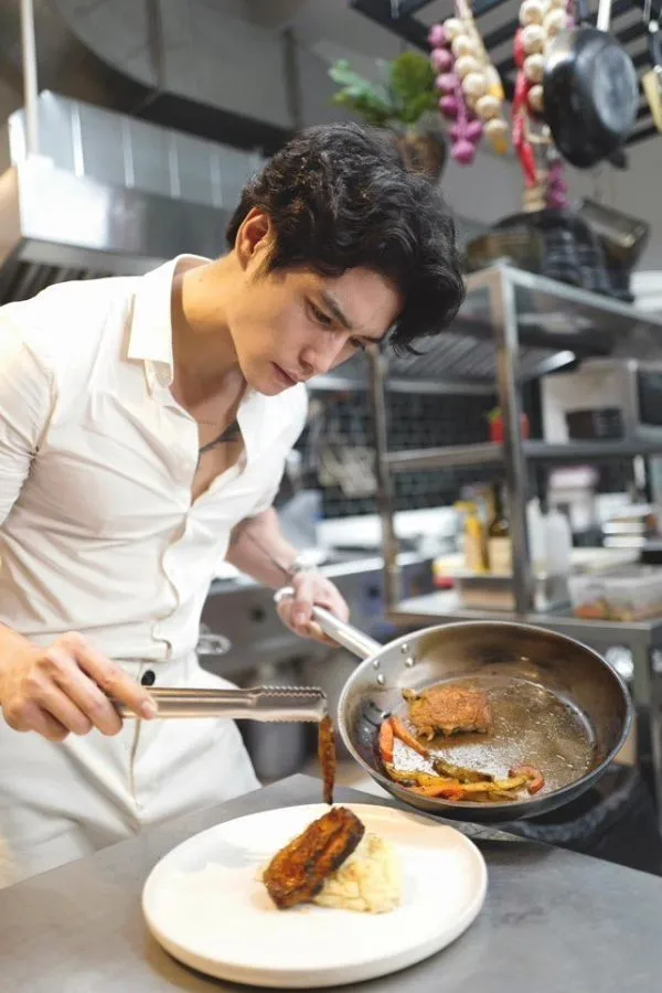 Trai đẹp nấu ăn tài giỏi không ai sánh kịp Trai đẹp nấu ăn tài giỏi không ai sánh kịp