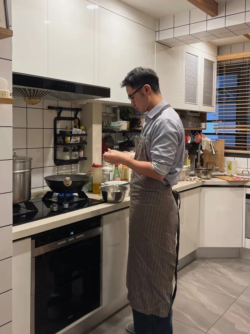 Chàng trai đẹp nấu ăn như một đầu bếp chuyên nghiệp Chàng trai đẹp nấu ăn như một đầu bếp chuyên nghiệp