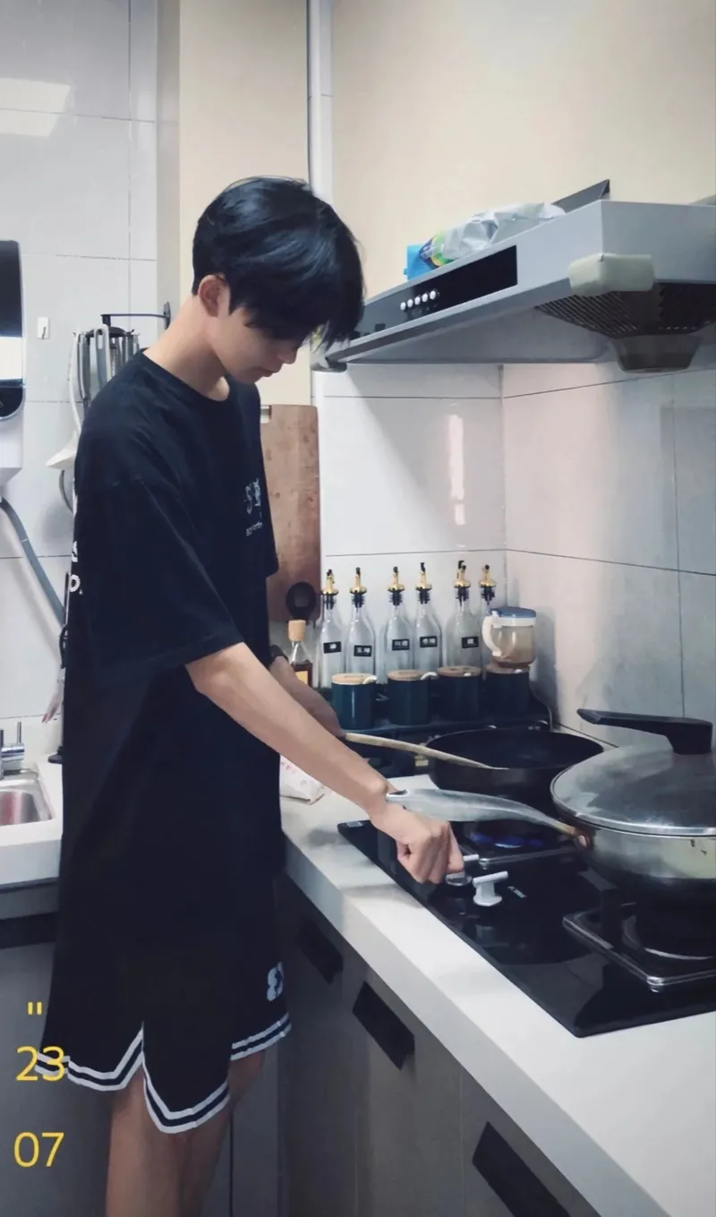 Trai đẹp yêu bếp mang đến bữa ăn tuyệt vời Trai đẹp yêu bếp mang đến bữa ăn tuyệt vời