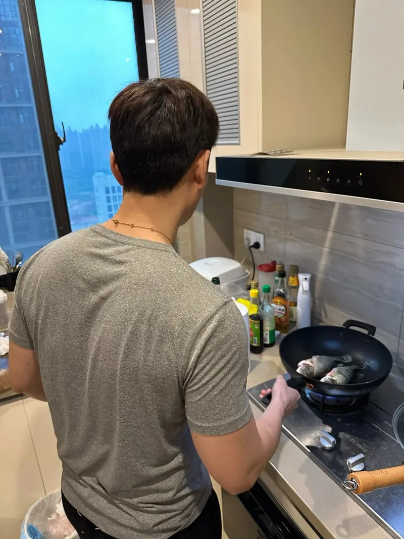 Bếp nhỏ và trai đẹp nấu ăn là sự kết hợp hoàn hảo Bếp nhỏ và trai đẹp nấu ăn là sự kết hợp hoàn hảo