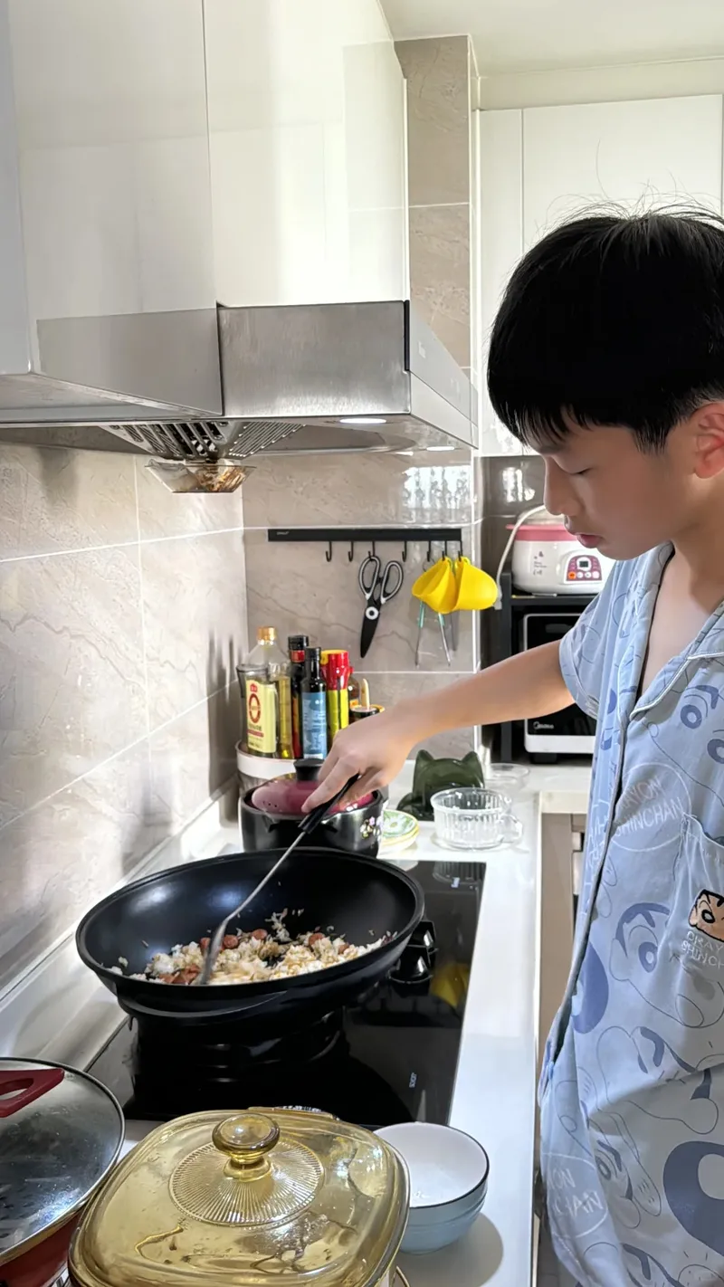 Hình ảnh trai đẹp nấu ăn truyền cảm hứng vào bếp Hình ảnh trai đẹp nấu ăn truyền cảm hứng vào bếp