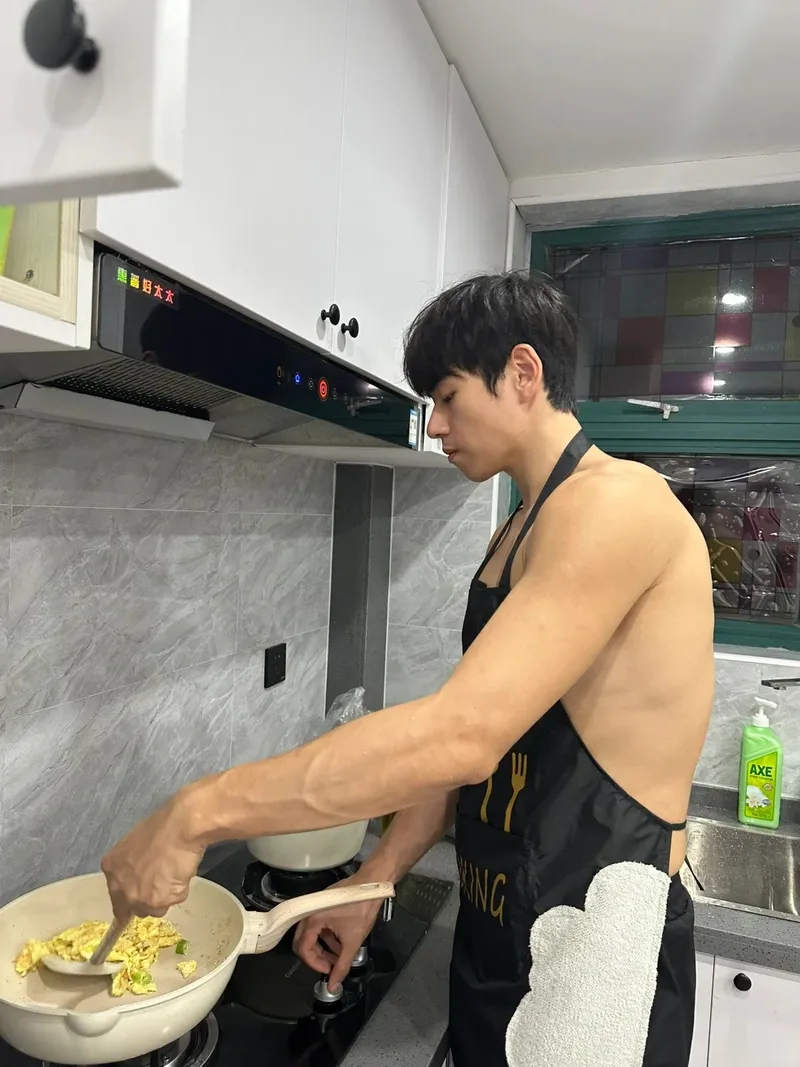 Trai đẹp trổ tài nấu ăn làm say mê người xem Trai đẹp trổ tài nấu ăn làm say mê người xem