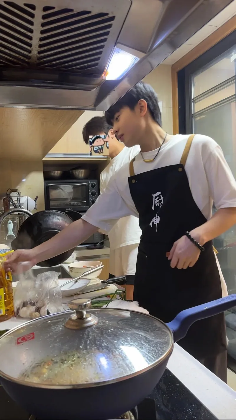 Khám phá vẻ đẹp của trai đẹp nấu ăn tại nhà Khám phá vẻ đẹp của trai đẹp nấu ăn tại nhà