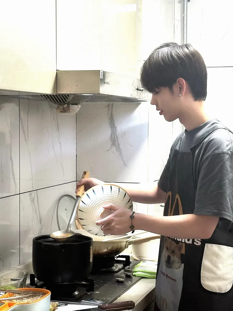 Trai đẹp nấu ăn cho bữa cơm gia đình ấm áp Trai đẹp nấu ăn cho bữa cơm gia đình ấm áp