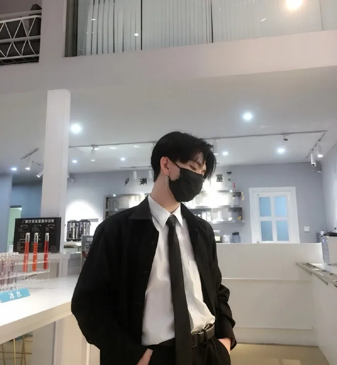 Trai Hàn đeo khẩu trang phong cách nam tính Trai Hàn đeo khẩu trang phong cách nam tính