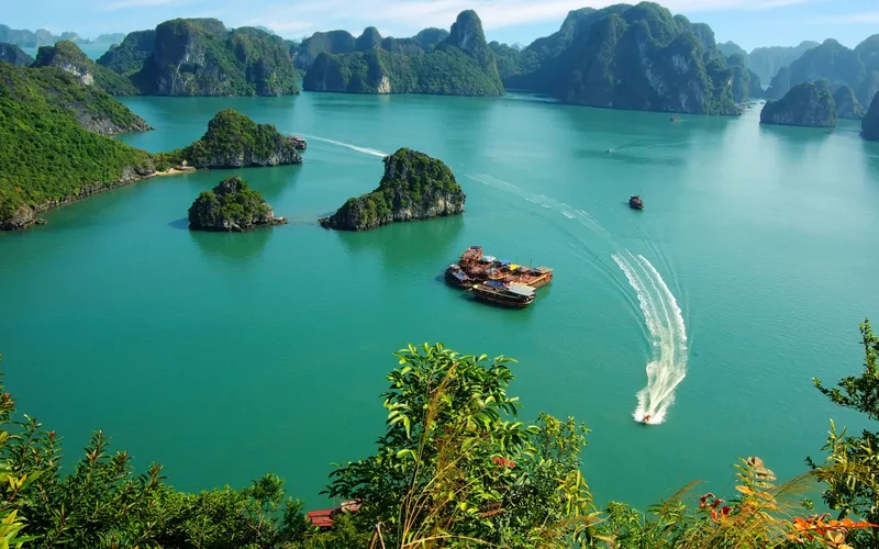 Phong cảnh vịnh biển xanh thẳm làm dịu tâm hồn người lữ khách.
