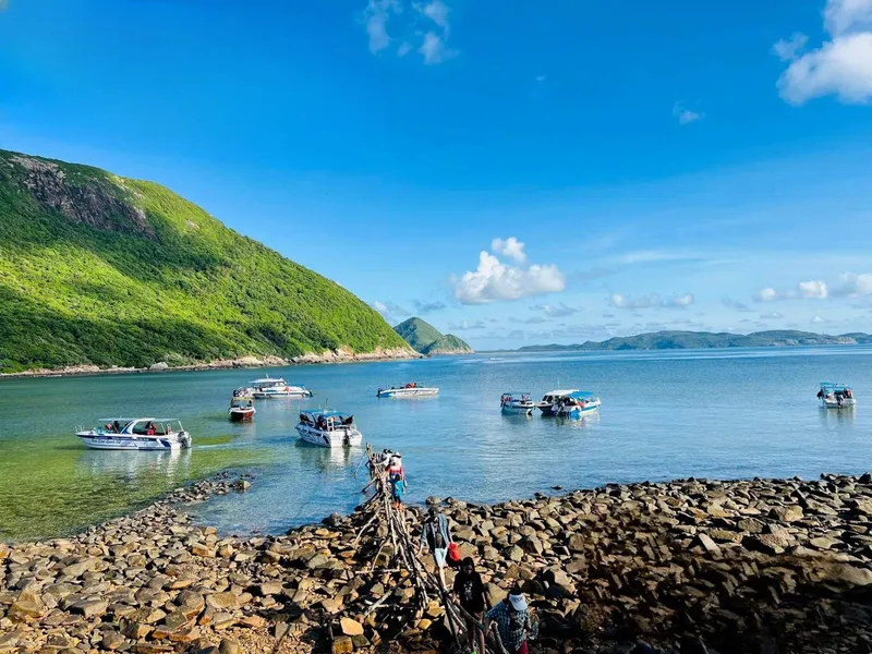 Đường chân trời kéo dài nơi vịnh biển xanh thẳm vô tận.