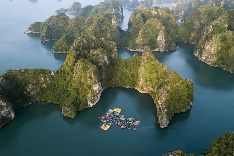 Thả hồn vào vịnh biển xanh thẳm với làn nước trong vắt.