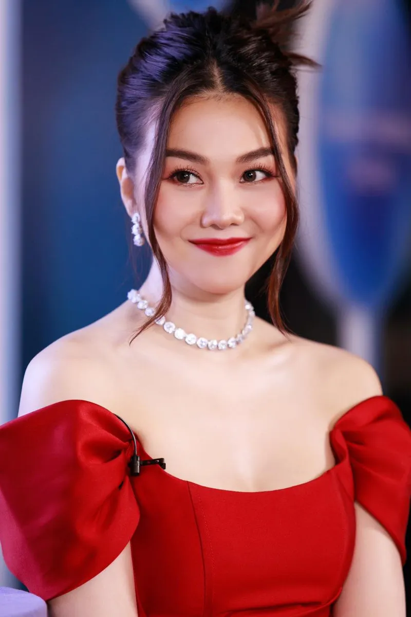 Thanh Hằng toát lên thần thái sang trọng và kiêu hãnh Thanh Hằng toát lên thần thái sang trọng và kiêu hãnh