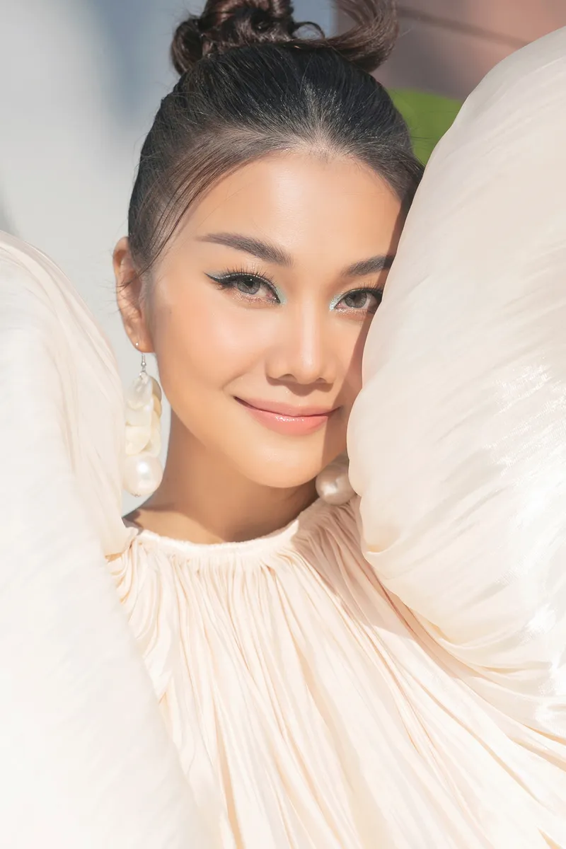 Thanh Hằng tỏa sáng với vẻ đẹp thanh lịch Thanh Hằng tỏa sáng với vẻ đẹp thanh lịch