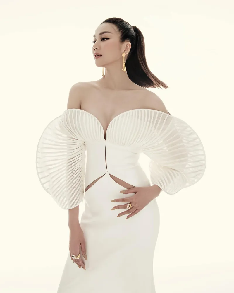 Thanh Hằng đẹp mê hồn trong ánh sáng mờ ảo Thanh Hằng đẹp mê hồn trong ánh sáng mờ ảo