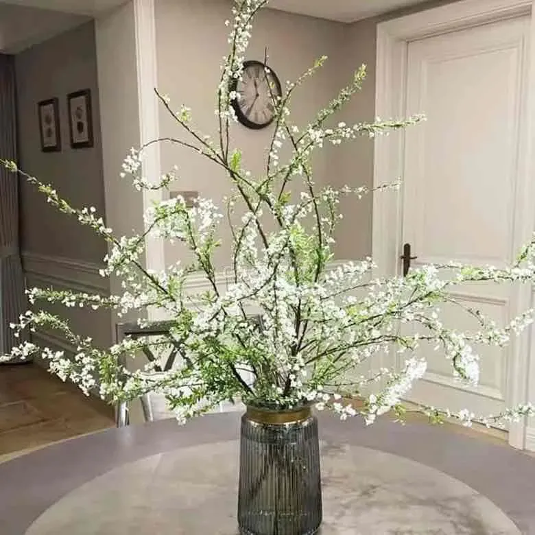 Hoa tuyết mai giữa lá xanh