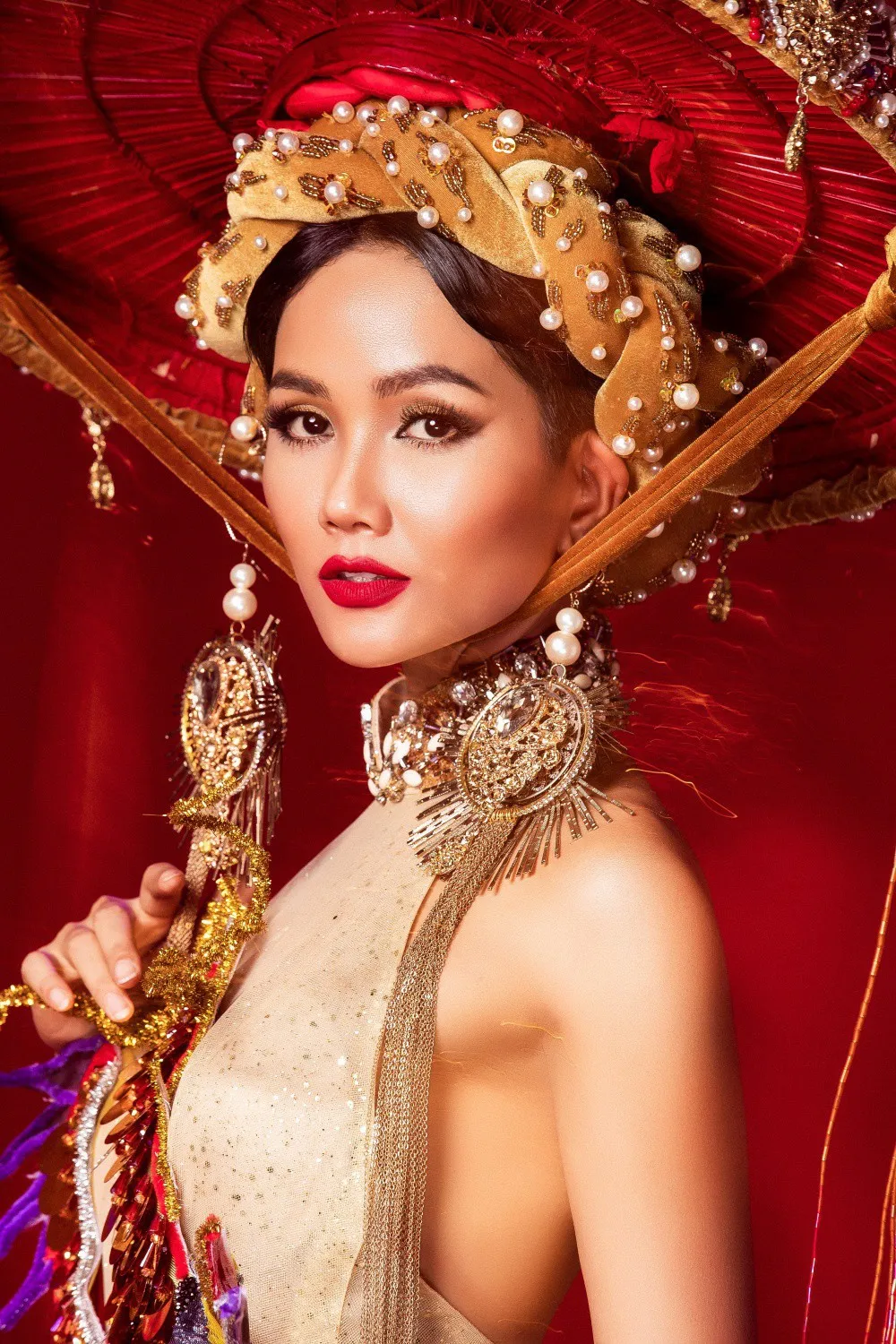 H'Hen Niê với nụ cười ấm áp. H'Hen Niê với nụ cười ấm áp.