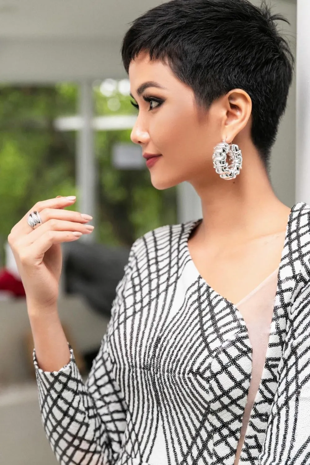 Hoa hậu H'Hen Niê với mái tóc đen óng ả. Hoa hậu H'Hen Niê với mái tóc đen óng ả.