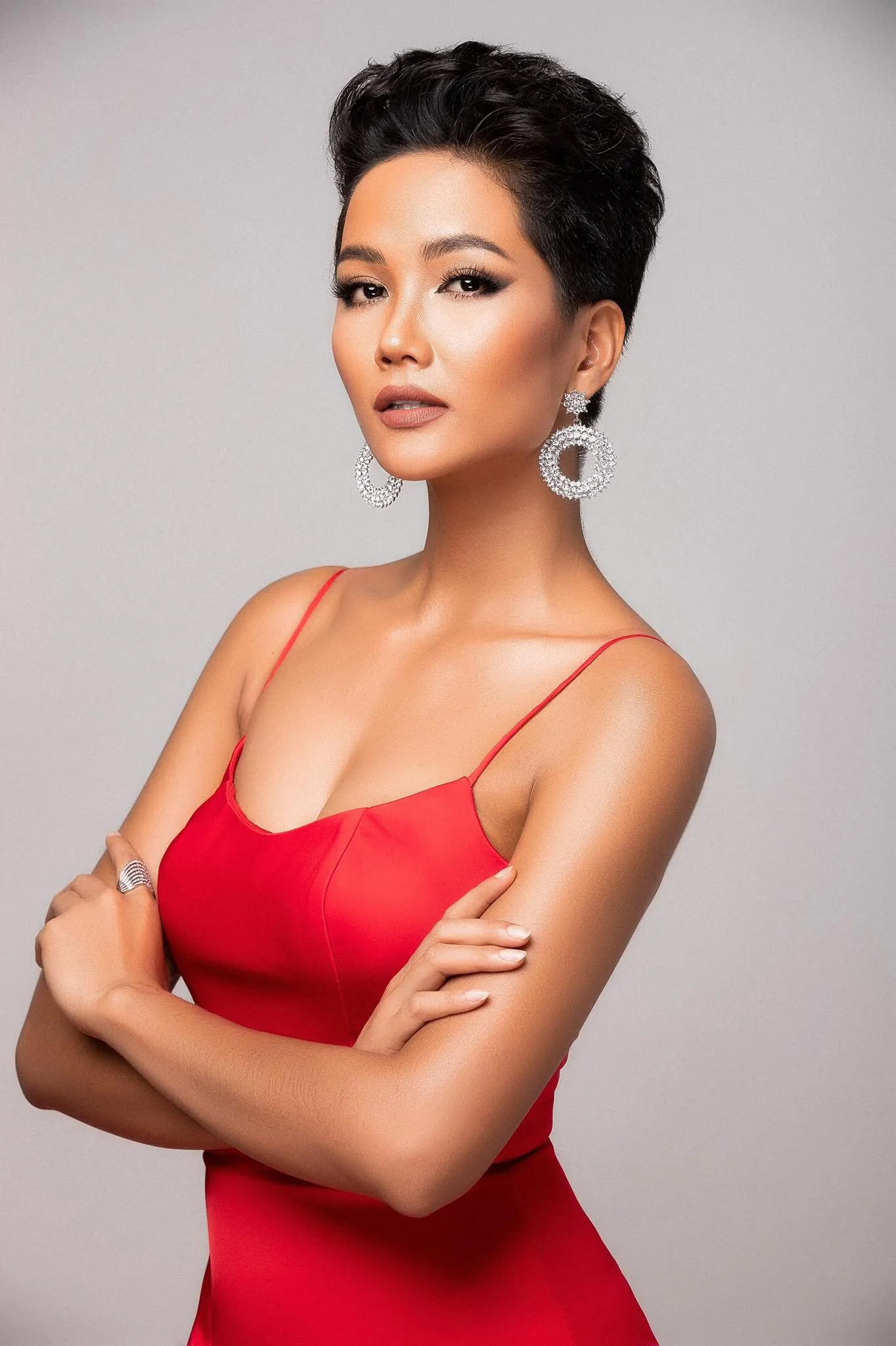 H'Hen Niê bên những người yêu quý cô. H'Hen Niê bên những người yêu quý cô.