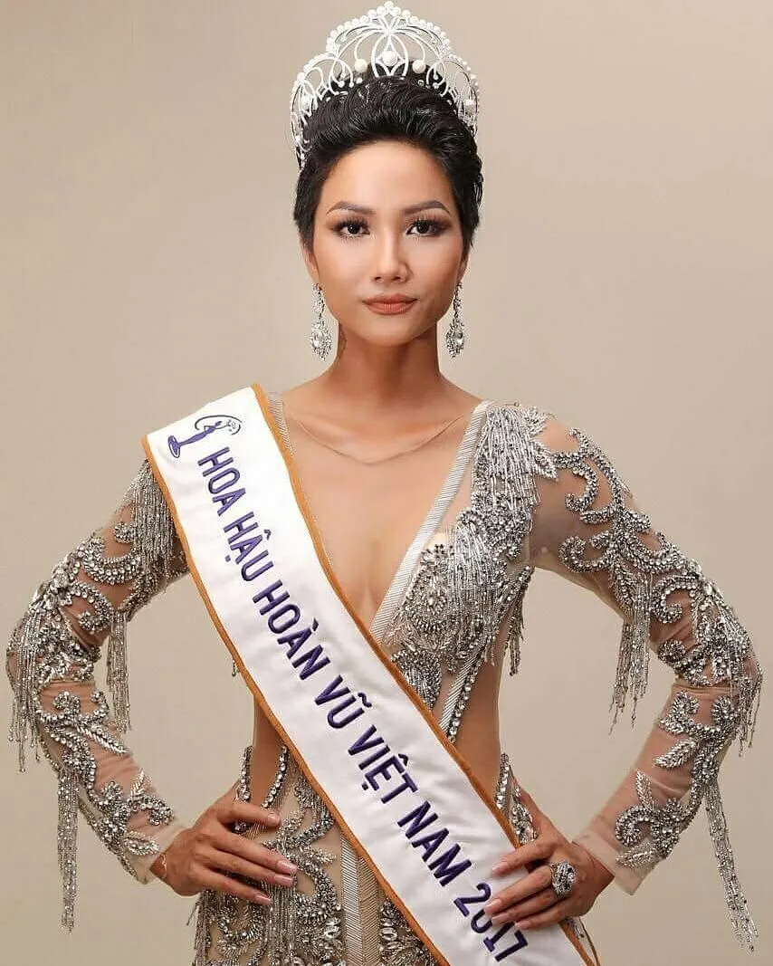 H'Hen Niê tỏa sáng trong buổi gặp gỡ người hâm mộ. H'Hen Niê tỏa sáng trong buổi gặp gỡ người hâm mộ.
