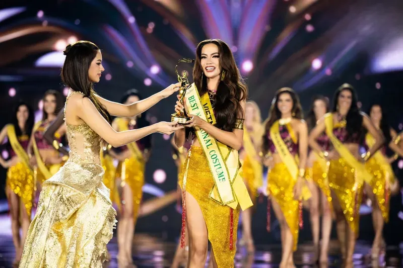Hoa hậu Lê Hoàng Phương trong ánh sáng mềm mại Hoa hậu Lê Hoàng Phương trong ánh sáng mềm mại