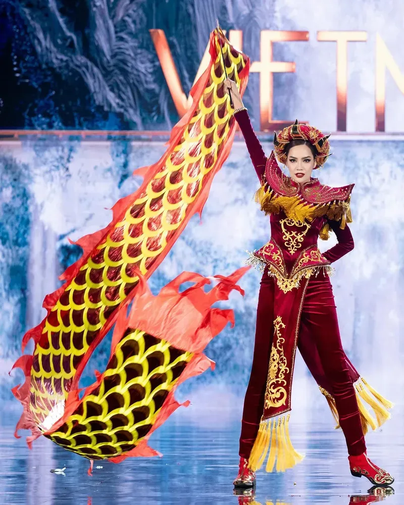Nụ cười tỏa sáng của hoa hậu Lê Hoàng Phương Nụ cười tỏa sáng của hoa hậu Lê Hoàng Phương