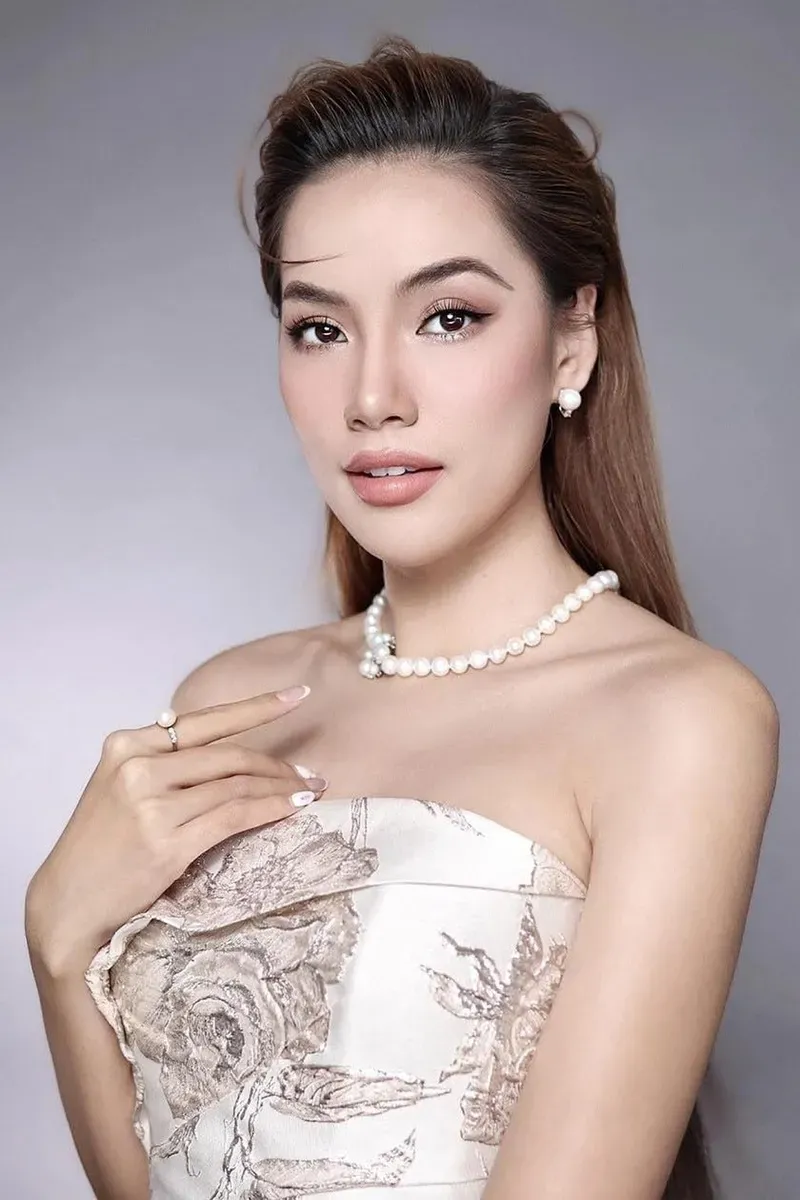 Hoa hậu Lê Hoàng Phương và ánh nhìn sâu lắng Hoa hậu Lê Hoàng Phương và ánh nhìn sâu lắng