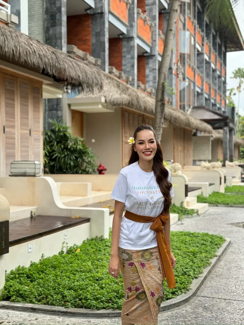 Hoa hậu Lê Hoàng Phương với ánh mắt sắc sảo Hoa hậu Lê Hoàng Phương với ánh mắt sắc sảo