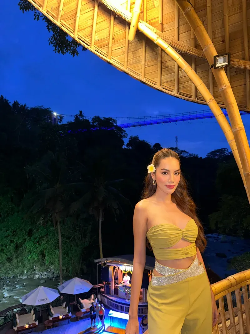 Hoa hậu Lê Hoàng Phương với thần thái thanh lịch Hoa hậu Lê Hoàng Phương với thần thái thanh lịch